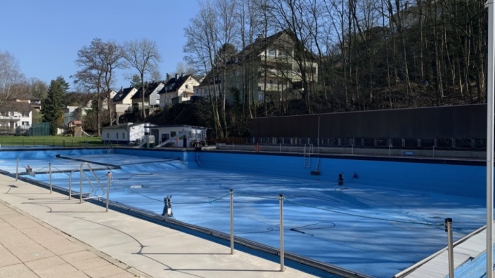Das Bild zeigt das Becken des Freibades Henkhausen im März 2021