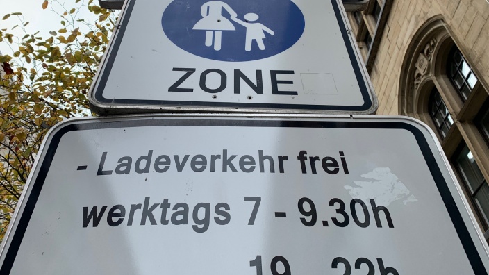 Das Bild zeigt die Beschilderung in der Rathausstraße am Eingang der Fußgängerzone.