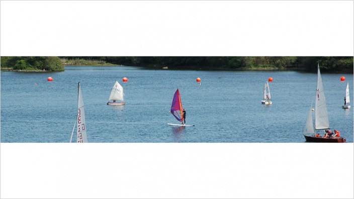 Das Bild zeigt Surfer auf dem Hengsteysee