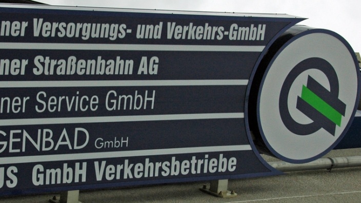 Das Bild zeigt das Schild der HVG-Unternehmen.