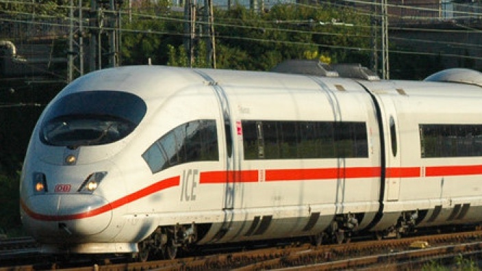 Das Bild zeigt den ICE3 in Richtung Basel kurz vor der Einfahrt in den Hagener Hauptbahnhof.
