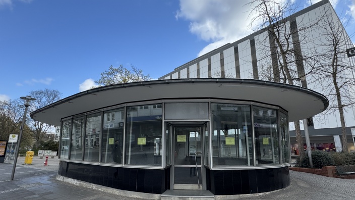 Das Bild zeigt den Reise-Pavillon an der Ecke Karl-Marx-Straße / Elberfelder Straße.