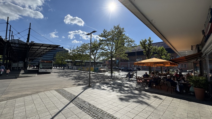 Das Bild zeigt eine gastronomische Außenbestuhlung am Hagener Hauptbahnhof