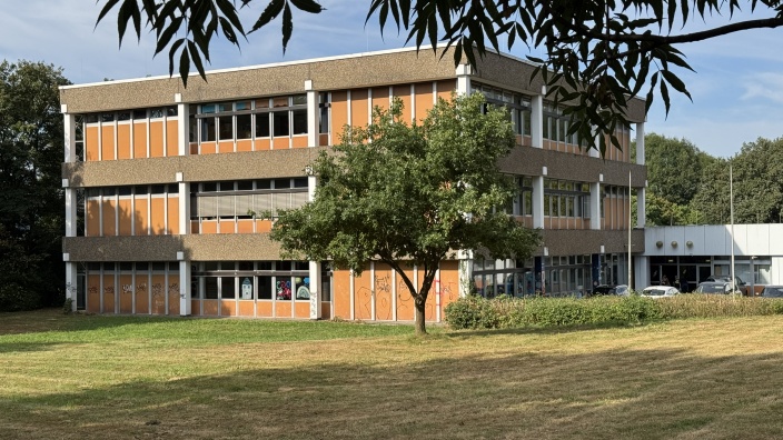Das BIld zeigt die Grundschule Friedrich Harkort an einem sonnigen Vormittag, fotografiert aus nordöstlicher Richtung.