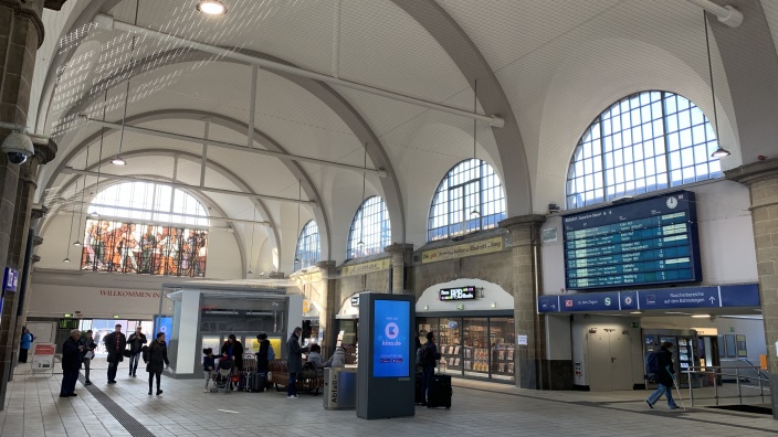 Das Bild zeigt den Zugang zum Personentunnel am Hagener Hauptbahnhof.