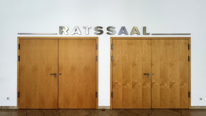 Das Bild zeigt die beiden Eingangstüren zum Ratssaal im Rathaus der Stadt Hagen.