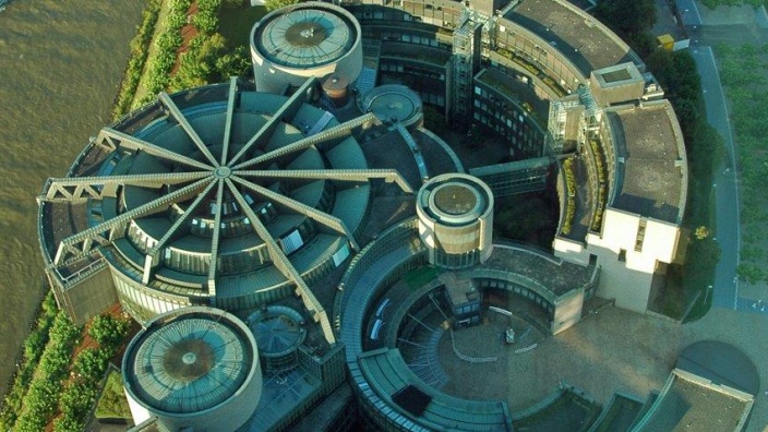 Das Bild zeigt den Landtag NRW in Düsseldorf von oben (Aussicht Rheinturm)