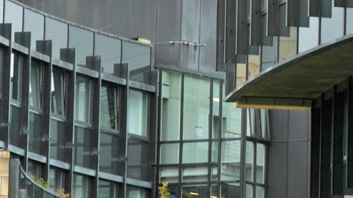 Das Bild zeigt einen Fassadenausschnitt des NRW-Landtags in Düsseldorf.