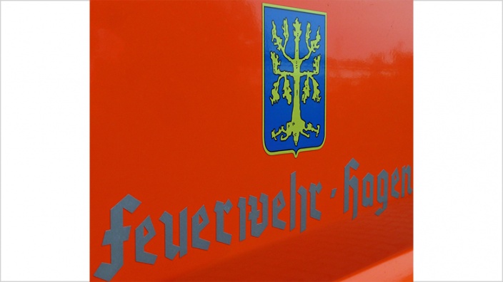 Das Bild zeigt das Logo der Hagener Feuerwehr auf einem Einsatzfahrzeug