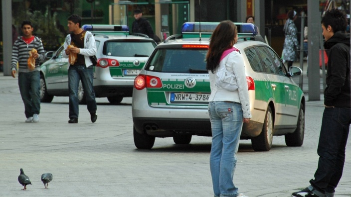 Das Bild zeigt verschiedene Polizei-Fahrzeuge in der Hagener Innenstadt.
