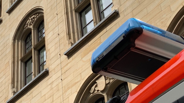 Das Bild zeigt ein Blaulicht vor der Hagener Rathausfassade.