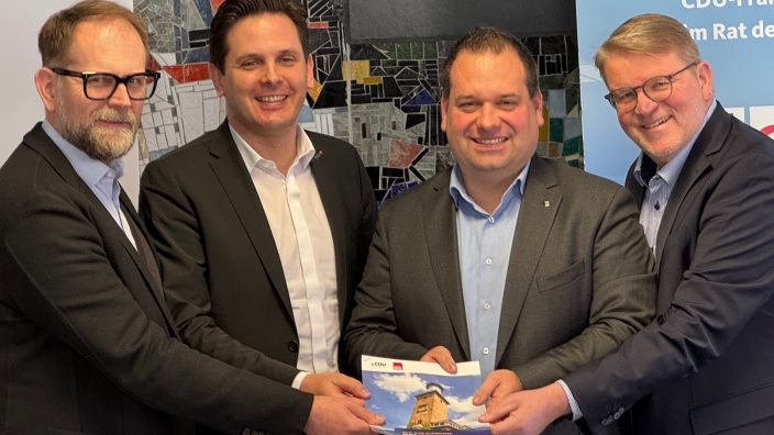 Das BIld zeigt v.l.n.r. Claus Rudel, Timo Schisanowski, Dennis Rehbein und Jörg Klepper kurz vor der Unterzeichnung des Koaltionsvertrages „Mut zum Aufbruch: Gemeinsam Hagen gestalten!“. 