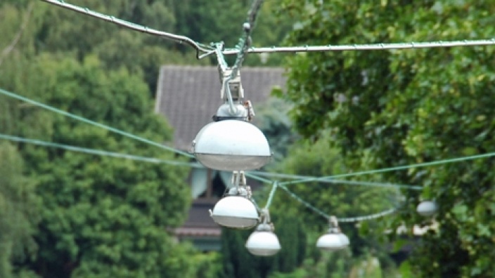 Das Bild zeigt Soiffettenlampen über der Straße "Am Sportpark".
