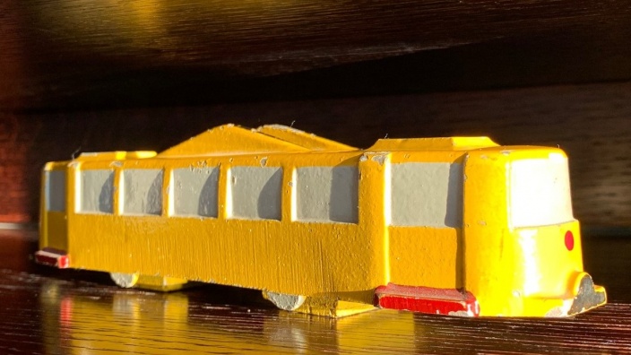 Das Bild zeigt ein gelbes Straßenbahn-Modell.