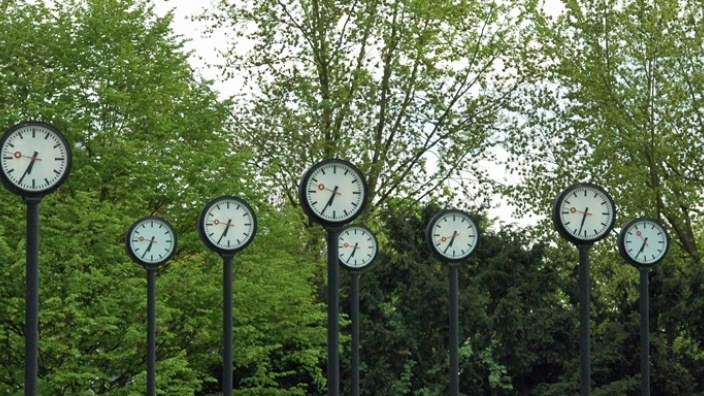 Das Bild zeigt eine Ansammlung von Uhren im Volksgarten Düsseldorf.